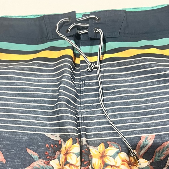 Reef Men’s Surfing Shorts Floral/Striped Size 38 Good Condition - Picture 4 of 8